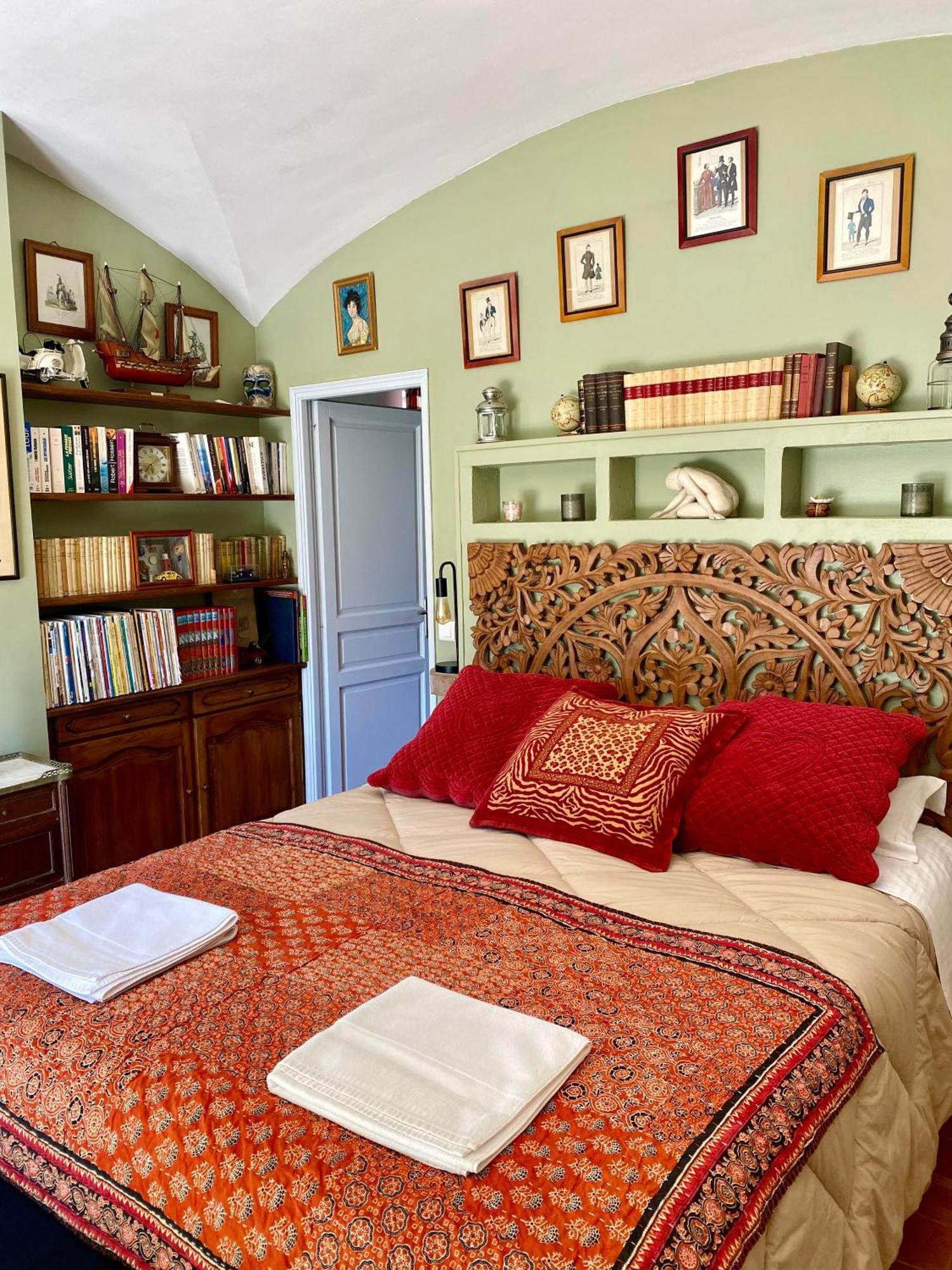 Domaine Du Commandeur Bed & Breakfast Mondragon Екстериор снимка